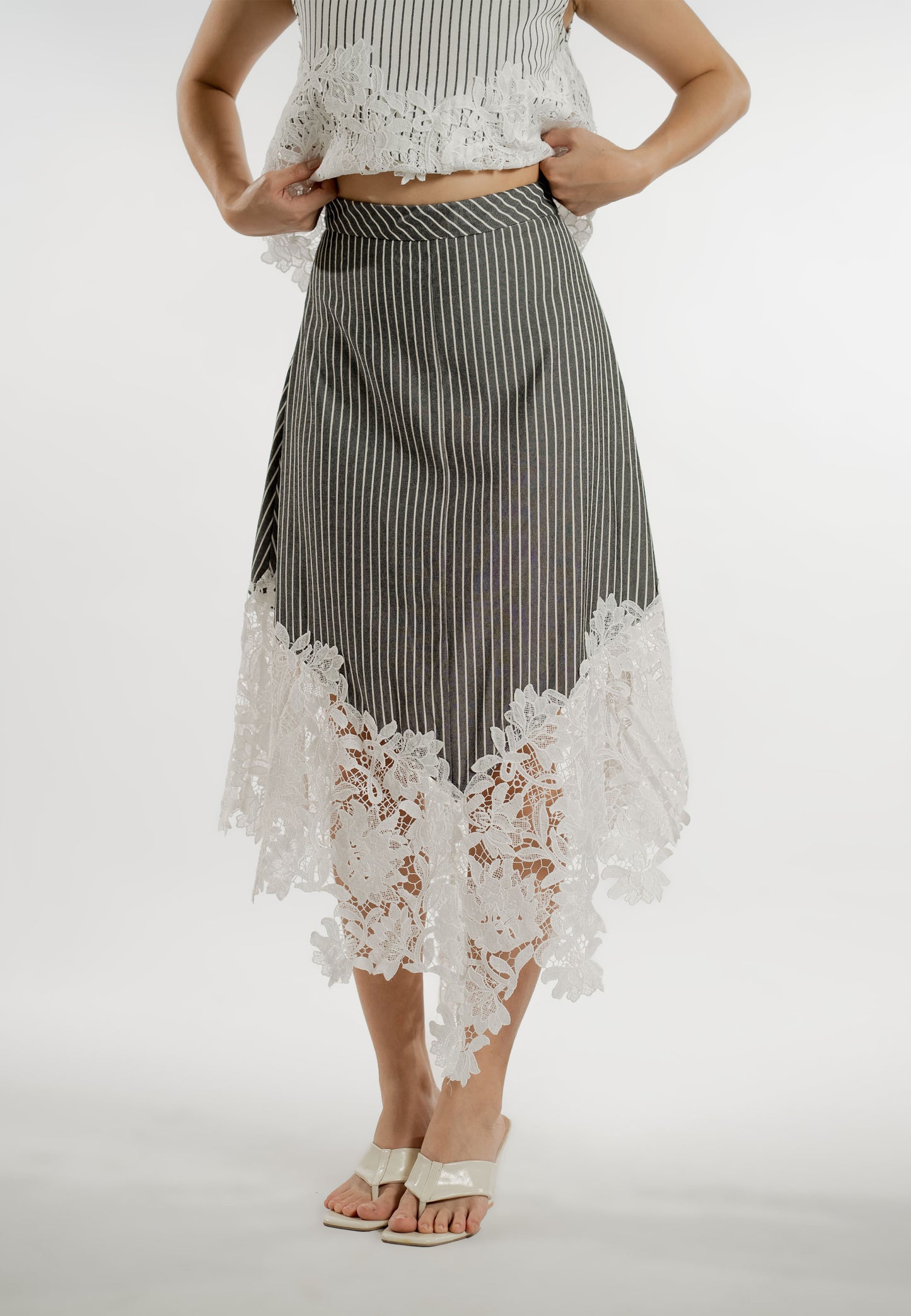 Edelwise Skirt (Striped Gray)