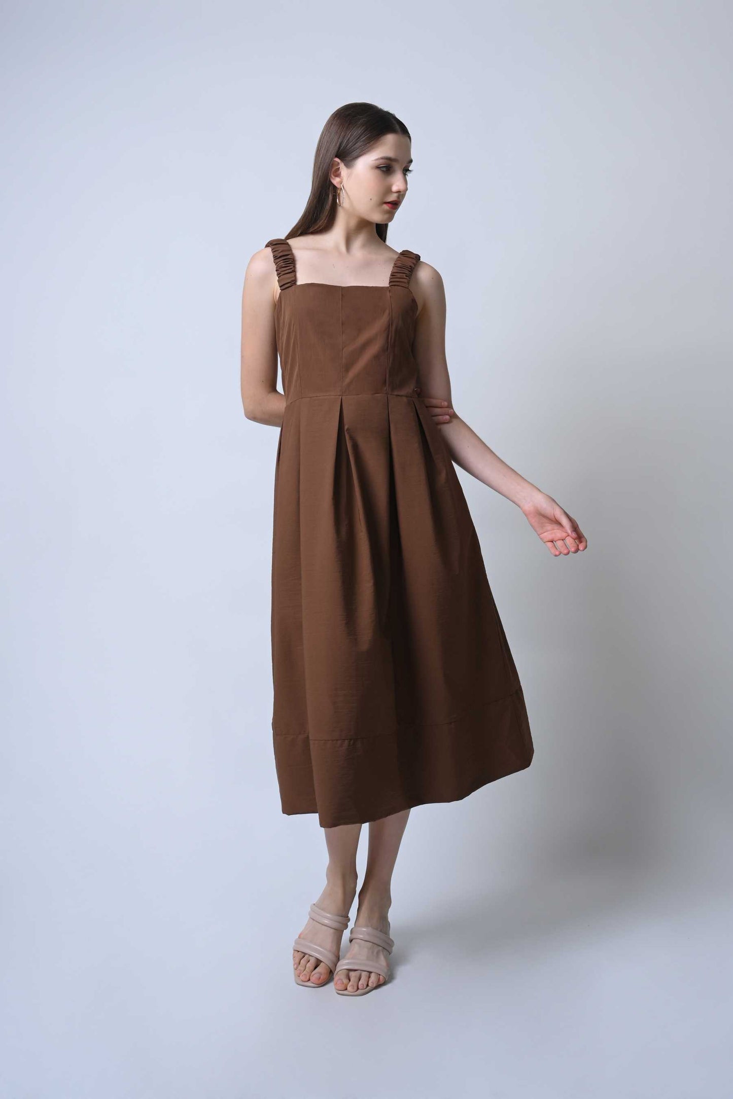 Fluent Sleeveless Dress (Brown)