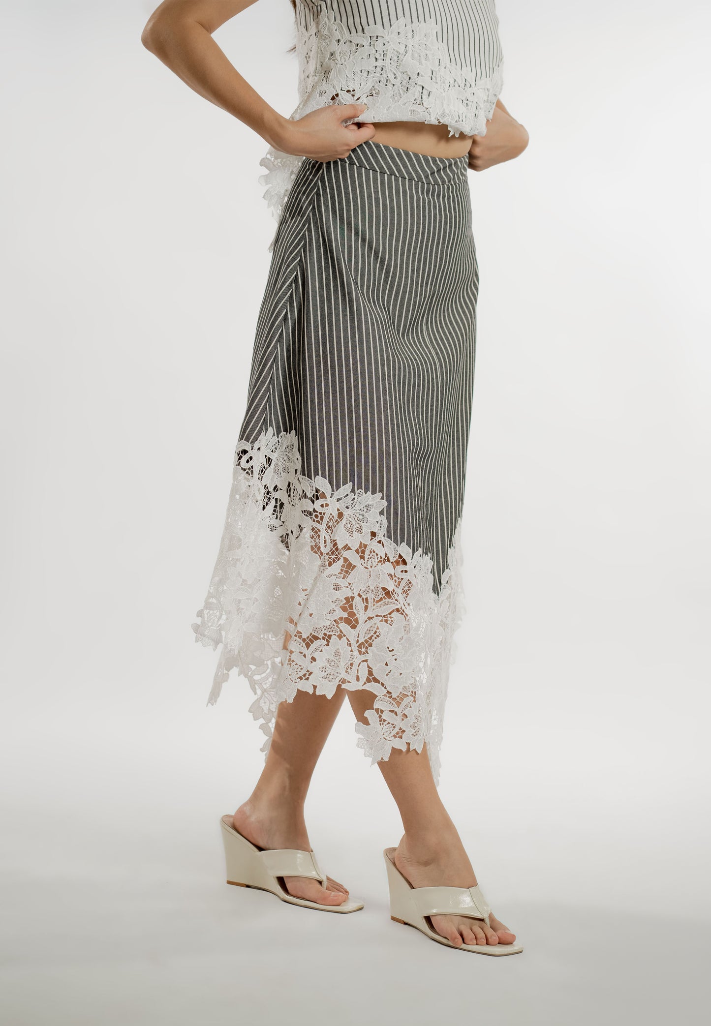 Edelwise Skirt (Striped Gray)