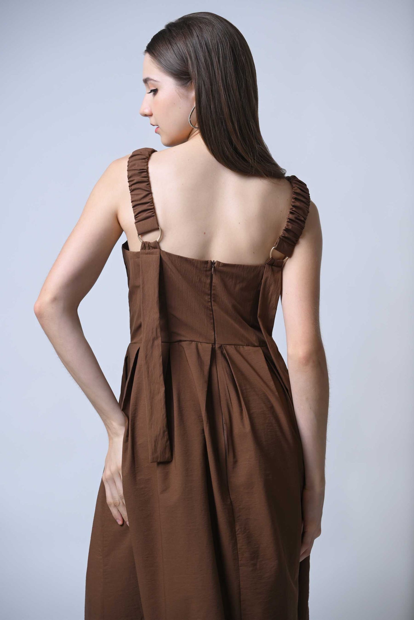 Fluent Sleeveless Dress (Brown)